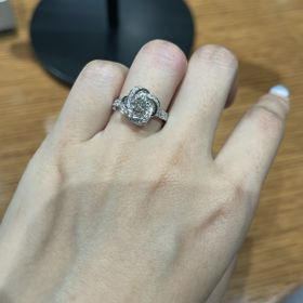 【ブシュロン(BOUCHERON)の口コミ】 芍薬をイメージしたデザインの指輪です。ダイヤがデザイン性のある花の枠…