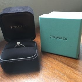【ティファニー(Tiffany & Co.)の口コミ】 主人の意向で婚約指輪は2人で一緒に選ぶことになり、色々なお店を回って探…
