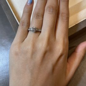 【シャネル(CHANEL)の口コミ】 花嫁の方がよくつけているのを見るお花のデザインです。シャネルの代表的…