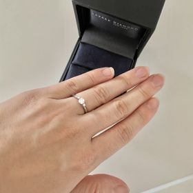 【ラザール ダイヤモンド(LAZARE DIAMOND)の口コミ】 リングデザインがかなり豊富で迷いましたが、横から見た時の台座のデザイ…