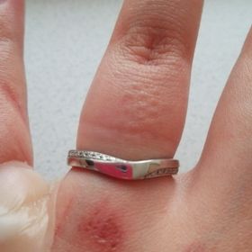 【Something Blue(サムシングブルー)の口コミ】 私の指は短いので少しでも長く見える様にＶラインの指輪が欲しかったのと…