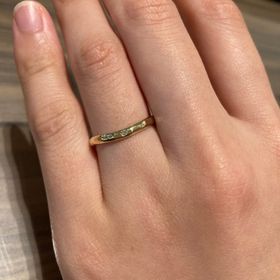 【towa et toi(トワエトワ)の口コミ】 ウェーブに大きめで控えめな槌目とメレダイヤが１個付いています。槌目&ti…