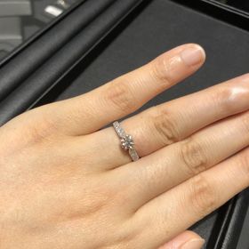 【エクセルコダイヤモンド(EXELCO DIAMOND)の口コミ】 初めは全く違うデザインの無難なものを見ていたのですが、この指輪を見た…