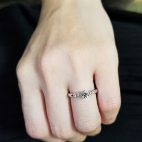 【ラザール ダイヤモンド(LAZARE DIAMOND)の口コミ】 何軒か見て回って行く中でこちらの指輪のデザインが気に入ったため購入を…