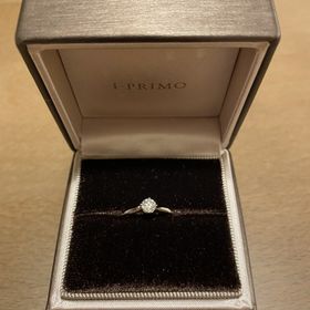 【アイプリモ(I-PRIMO)の口コミ】 ダイヤモンドが引き立つように、シンプルかつ細めのデザインの指輪を探し…