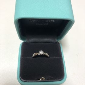 【ティファニー(Tiffany & Co.)の口コミ】 ダイヤが少し埋まっているデザインなので、華奢に見え上品に感じました。
…