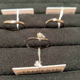 【TRECENTI(トレセンテ)の口コミ】 【指輪のデザインについて】
エンゲージリングとマリッジリング(2つ)を購…