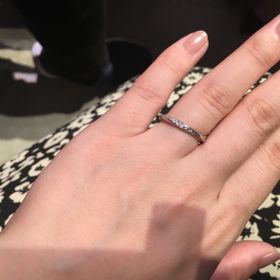 【銀座ダイヤモンドシライシの口コミ】 どこから見ても綺麗に見えるメレダイヤ。
そしてよくある右上がりではなく…