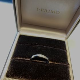 【アイプリモ(I-PRIMO)の口コミ】 婚約指輪と一緒に着用したかったので、
あまりダイヤの主張が激しすぎない…