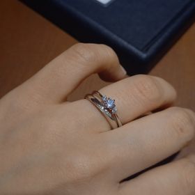 【TRECENTI(トレセンテ)の口コミ】 【婚約指輪】
元々、ダブルサイドメレで、石に向かって指輪が細くなってい…