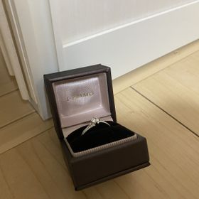 【アイプリモ(I-PRIMO)の口コミ】 半分に流れるダイヤモンドが入っておりとても気に入りました。
他は両方に…