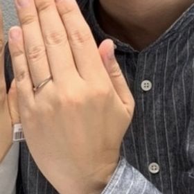 【銀座ダイヤモンドシライシの口コミ】 まず、多くの指輪を見た中で、指の配置とのフィット感、指の細さとのバラ…