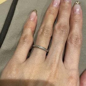 【銀座ダイヤモンドシライシの口コミ】 細身ですがキラキラしているので存在感があります。どの角度から見ても輝…