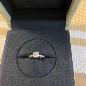 【ヴァン クリーフ＆アーペル(Van Cleef & Arpels)の口コミ】 指輪のデザインとダイヤの光り方が非常に上品だと感じました。デザイン自…