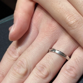 【エクセルコダイヤモンド(EXELCO DIAMOND)の口コミ】 ベルファビオラという指輪です。ウェーブが軽く入っていて、つや消しの入…