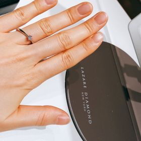 【ラザール ダイヤモンド(LAZARE DIAMOND)の口コミ】 私はシンプルなデザインの婚約指輪を探していました。こちらは一粒ダイヤ…