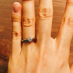 【BIJOUPIKO(ビジュピコ)の口コミ】 一粒ダイヤモンドの婚約指輪で、爪が4つであることが特徴です。爪が上下左…