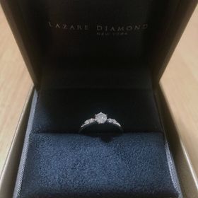 【ラザール ダイヤモンド(LAZARE DIAMOND)の口コミ】 初めは王道のソリティアを希望していましたが、
手の大きい私の手には少し…
