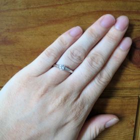 【銀座ダイヤモンドシライシの口コミ】 婚約指輪を探していたのですが、婚約指輪の定番の形である、たて爪のある…