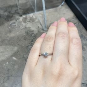 【ティファニー(Tiffany & Co.)の口コミ】 王道のティファニーセッティングのリングになります。
プラチナの素材で、…