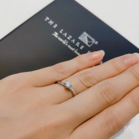 【ラザール ダイヤモンド(LAZARE DIAMOND)の口コミ】 重ね付けのできる婚約指輪に憧れていて
彼がサプライズで用意してくれてい…