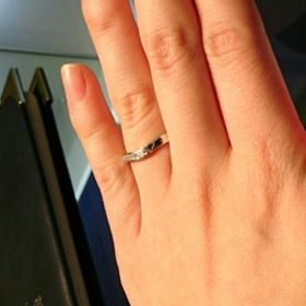 【ROYAL ASSCHER(ロイヤル・アッシャー)の口コミ】 リングの片側のみメレダイヤが入ったシンプルなデザインであり、緩やかなV…