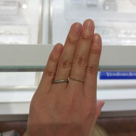 【ヴァンドーム青山(VENDOME AOYAMA)の口コミ】 形はウェーブで、メレダイヤがついているものを試着しました。
ゆるめのウ…