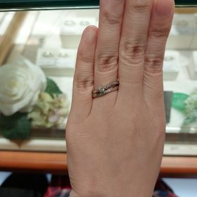 【Douxmiere bijou SOPHIA(ドゥミエール ビジュソフィア)の口コミ】 ピンクダイヤがメインのダイヤの片側のみについていて、流れ星のようなデ…