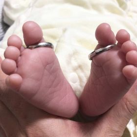 【THE KISS(ザ・キッス)の口コミ】 2人の誕生石、名前、日付が入れられてシンプルでプラチナでリーズナブルな…