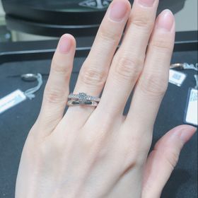 【ヴァン クリーフ＆アーペル(Van Cleef & Arpels)の口コミ】 結婚指輪は優しさという意味を持つ、ダイヤが3石埋め込まれたプラチナのリ…