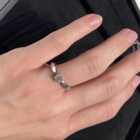 【ティファニー(Tiffany & Co.)の口コミ】 こちらの指輪は号数によってリング部分が細くなるような作りではないため…