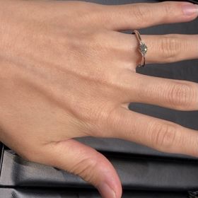 【ラザール ダイヤモンド(LAZARE DIAMOND)の口コミ】 アーヴィングはメインのダイヤモンドの左右に1石ずつ小さなダイヤモンドが…