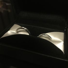 【エクセルコダイヤモンド(EXELCO DIAMOND)の口コミ】 エンゲージリングと重ね付けをする前提でシンプルなストレートな形、かつ…