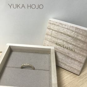 【YUKA HOJO(ユカホウジョウ)の口コミ】 ハーフエタニティーの10個のダイヤが華やかです。ダイヤが引っかかりにく…