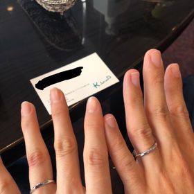 【ケイウノ ブライダル(K.UNO BRIDAL)の口コミ】 艶感があり、つけたときに輝いて見えます。緩やかなカーブがかかっていて…