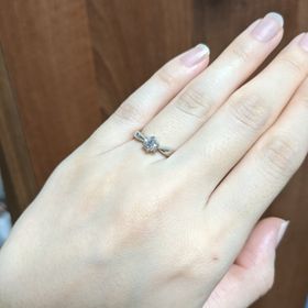 【ラザール ダイヤモンド(LAZARE DIAMOND)の口コミ】 ダイヤモンドの輝きはもちろん、シンプルなデザインで付け心地が良く、ダ…