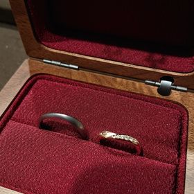 【MIORING(ミオリング)の口コミ】 はじめはみにいくだけのはずでした。
たくさん指輪のデザイン、たくさんの…