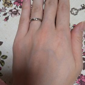 【4℃ BRIDAL(ヨンドシーブライダル)の口コミ】 ペアでハートになるデザインに一目惚れし、購入しました。結婚指輪をつけ…
