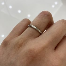 【4℃ BRIDAL(ヨンドシーブライダル)の口コミ】 華奢なデザインですが、シンプルすぎず、プラチナもダイヤモンドも見える…