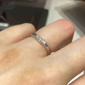 【エクセルコダイヤモンド(EXELCO DIAMOND)の口コミ】 内甲丸で指輪のつけ心地が良く、普段指輪を付けない私でも違和感無くつけ…