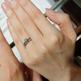 【銀座ダイヤモンドシライシの口コミ】 手が小さく指が細いほう(4〜5号)なので、華奢で細いデザインの指輪を選び…