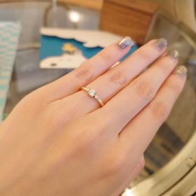 【PORTADA(ポルターダ)の口コミ】 デザイン:シンプルなリングデザインに主張し過ぎずとも存在感のあるダイヤ…