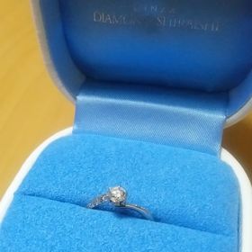 【銀座ダイヤモンドシライシの口コミ】 普段はゴールドの指輪をつけることが多かったので、婚約指輪もゴールドに…