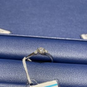 【銀座ダイヤモンドシライシの口コミ】 流れるデザインで、真ん中にダイヤモンド、両脇にメレダイヤモンドがつい…