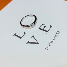 【アイプリモ(I-PRIMO)の口コミ】 大きすぎず、スッキリとした形が彼女の好みだったので、リングは細目のも…