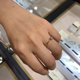 【SIENAROSE(シエナロゼ)の口コミ】 ザ婚約指輪だけど、派手すぎずとても可愛かったです。もともと指が太い方…