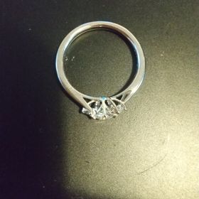 【ラザール ダイヤモンド(LAZARE DIAMOND)の口コミ】 両脇にメレダイヤがあり、中央のダイヤモンドが際立つデザインがかわいい…