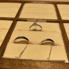 【TRECENTI(トレセンテ)の口コミ】 ウェーブのデザインで探しており、婚約指輪と結婚指輪を重ね付けできるリ…