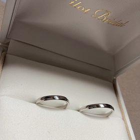 【PILOT BRIDAL(パイロットブライダル)の口コミ】 シンプルな指輪を探しており、着用したときに夫と2人で一目惚れでした。
…