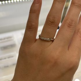 【4℃ BRIDAL(ヨンドシーブライダル)の口コミ】 素材はプラチナ、結婚指輪にしては大きめのダイヤが7粒ついており、見た目…